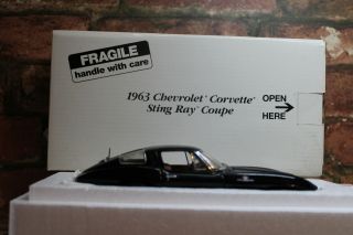 Danbury 1/24 Scale 1963 Chevrolet Corvette Sting Ray Coupe No Title