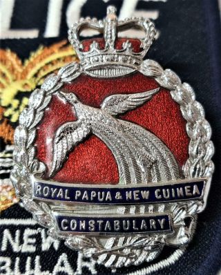 Royal Papua Guinea Constabulary Cap Badge And Cloth Shoulder Badges (2)