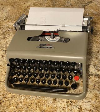 Vintage Olivetti Lettera 22 Typewriter With Case