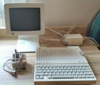Vintage Apple Iic A2s4000.  Powers On Very And In.