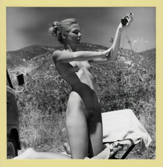Akt Foto,  1960er,  Beim Camping,  Junge Frau Nackt Mit Sonnencreme,  Nude,  Vintage