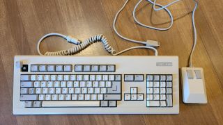 Commodore Amiga 2000,  3000 Keyboard & Mouse,  Broken Key - Vintage -