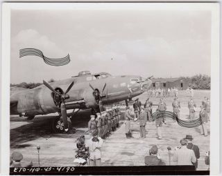 Wwii Usaaf B - 17 Memphis Belle 25 Missions Awards Ceremony 1943 1 Photo