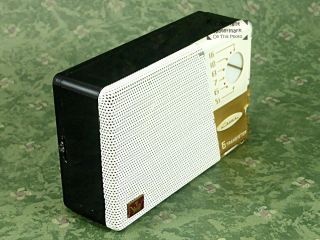 Vintage Crown AM Transistor Radio (TR - 666) –w Leather Case 2