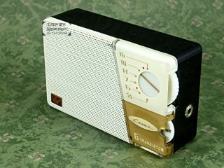 Vintage Crown AM Transistor Radio (TR - 666) –w Leather Case 3