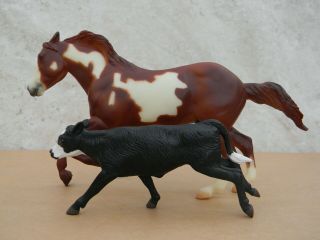 Breyer 2000 - 2001 Wahoo King,  Legendary Horse And Calf Gift Set 3354
