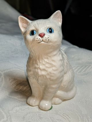 Vintage Royal Doulton 4 " Porcelain White Persian Cat Kitten Sitting Figure Blue