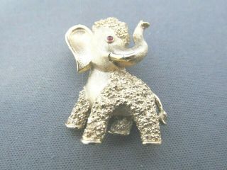 Vintage Trifari Gold Tone 3d Garnet Eye Elephant Pin Brooch
