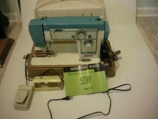 Vintage Turquois Morse Deluxe Zig Zag Sewing Machine Model 672  W/case