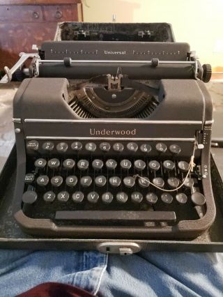 Vintage Underwood Universal Typewriter With Case -