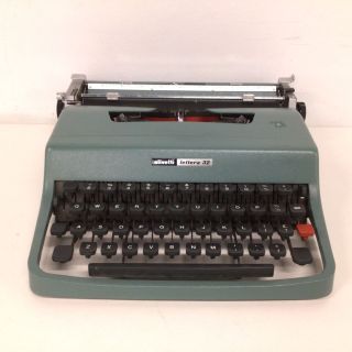 Vintage Olivetti Lettera 32 Typewriter with Carry Case 129 2