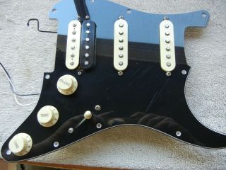 Fender Mim Stratocaster Hss Loaded Pickguard Black Vintage White Plastics