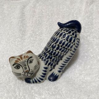 White W/blue Glaze Tonala Ceramic Cat Figurine Elevated Butt.  From Mexico.