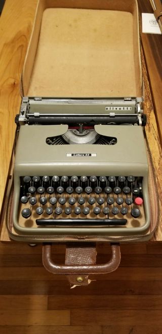 Panam Pan American Vintage Olivetti Lettera 22 Typewriter With Case