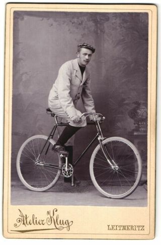 Fotografie H.  Klug,  Leitmeritz,  Portrait Junger Mann Mit Mütze Auf Dem Fahrrad