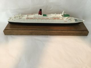 Model Cruise Ship Queen Elizabeth 2 13” Long On Wood Base Montego Products 1984