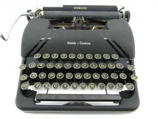 Near Series 4a Smith Corona Sterling Portable Typewriter W/case