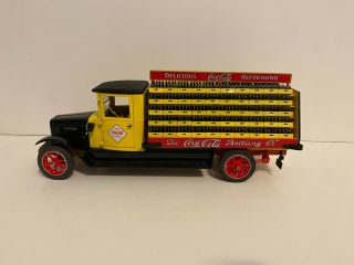 Danbury 1928 Coca Cola International Delivery Truck 1:24 w/extra cases 2