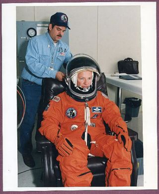 1996 Nasa Shuttle Commander Brian Duffy Dons Space Suit Sts - 72 Photo