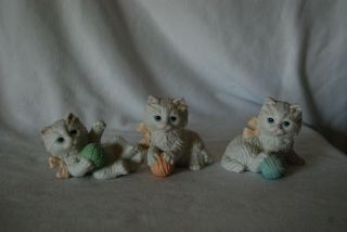 Homco White Porcelain Persian Kittens Playing Balls Of Yarn Kitty Cat Set Of 3