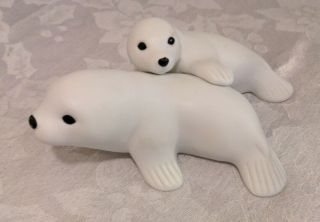 Mama & Baby Seal White Ftd Porcelain Figurine Collectible 8 " X 7.  5 " Euc Natural
