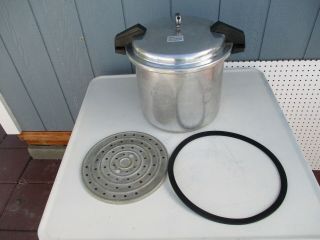 Vintage Mirro M - 0522 22 Qt Pressure Cooker Canner With 2 Gaskets & Trivet