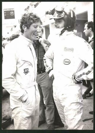 Fotografie Formel 1 Rennfahrer Jochen Rindt & Graham Hill Im Gespräch,  Nürburgr