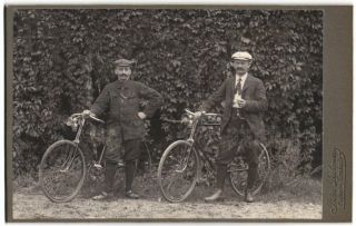 Fotografie Peter Dohmen,  Calcar,  Turnhalle,  Portrait Zwei Herren Mit Fahrrädern