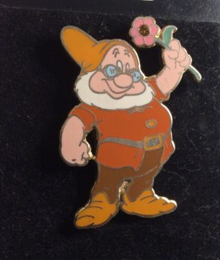 Disneyland - Disney Pin - Snow White & 7 Dwarfs Doc Holding A Jeweled Flower Pin