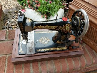 Vintage Singer Hand Cranked Sewing Machine In Wood Case