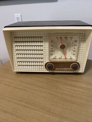 Vintage STEWART WARNER 9151C FM AM Tube RADIO White Brown Bakelite case 3