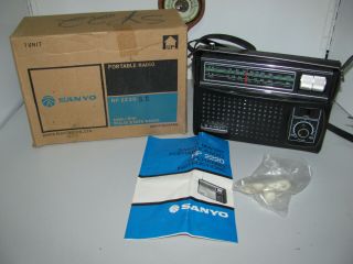 Vintage Sanyo Model R - 2220 Am - Sw Transistor Radio