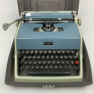 Vintage Olivetti Underwood 21 Typewriter W/ Case
