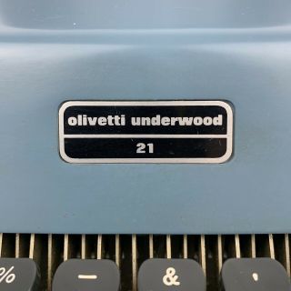 Vintage Olivetti Underwood 21 Typewriter W/ Case 3