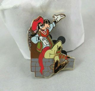 Walt Disney World Disneyland Pin Pirates Of The Caribbean Goofy With Hairy Legs