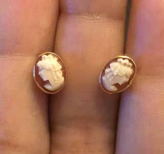 Solid 18k Gold Vintage Shell Cameo Stud Earrings 1.  8g