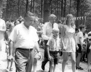 Wernher Von Braun Family At Apollo 11 Celebration Picnic - 8x10 Photo (da - 305)