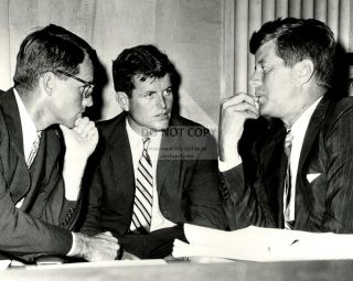 President John F Kennedy W/ Brothers Robert & Edward In 1962 8x10 Photo (az031)