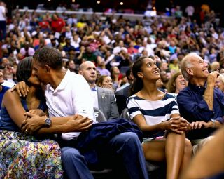 Barack Obama And Michelle On The " Kiss Cam " - 8x10 Photo (dd - 088)