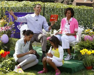 Barack Obama Hosts 2010 White House Easter Egg Hunt - 8x10 Photo (fb - 431)