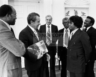 Richard Nixon With James Brown In 1972 " Godfather Of Soul " - 8x10 Photo (fb - 302)