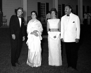 John F.  Kennedy & Jackie Host State Dinner At Mount Vernon - 8x10 Photo (cc - 063)