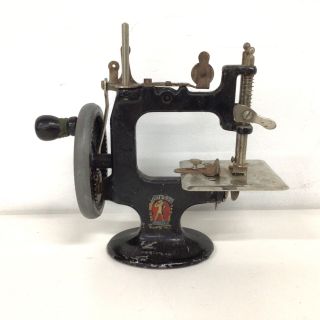 Vintage Peter Pan Model Australia Small Sewing Machine Collectable 568