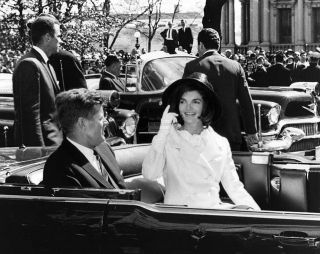 John F.  Kennedy And Wife Jackie Jacqueline In Open Limousine 8x10 Photo (bb - 139)
