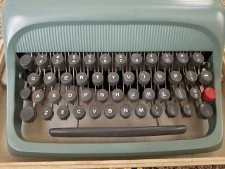 Vintage Olivetti Underwood Studio 44 Typewriter with Case,  Made in Spain 2