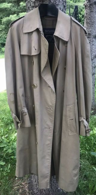 Vintage Burberry Men’s Double - Breasted Classic Trench Coat.  Size 46 R Complete
