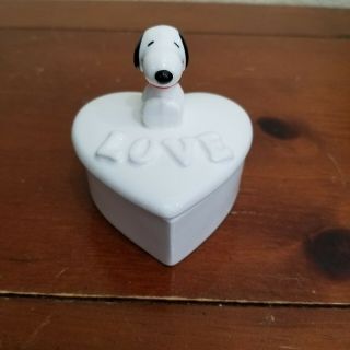 Vtg United Feature Syndicate Snoopy Peanuts Ceramic Heart Shape Love Trinket Box