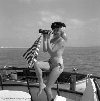 Bunny Yeager 1959 Pin - Up Camera Negative Figure Model Carrie Price Ship Shape Nr