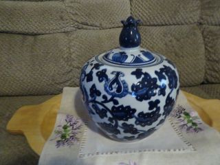 Asian Cobalt Blue and White Floral Ginger Jar With Lid Porcelain Ceramic Vintage 2