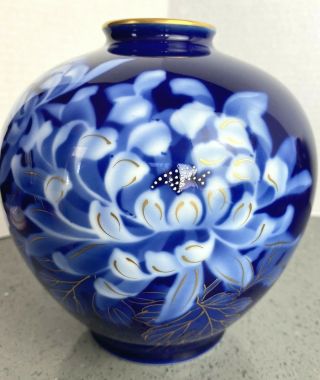 Japanese Fukagawa Seiji Arita Cobalt W/white Flower Vase 6.  5 " Tall Aa80